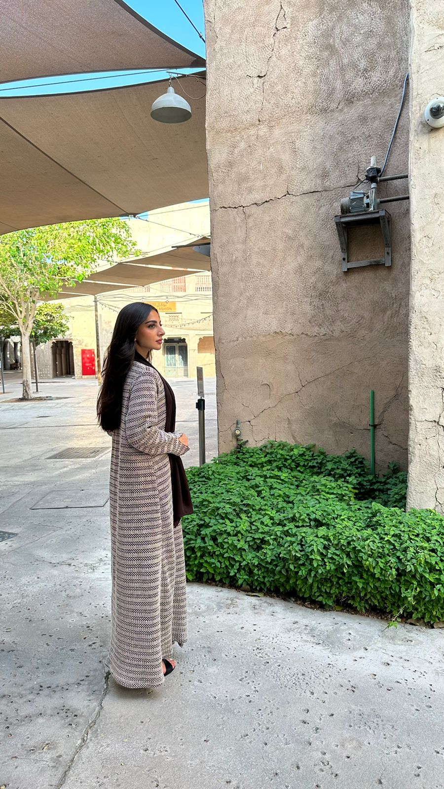 Velia in Burnished Copper Abaya